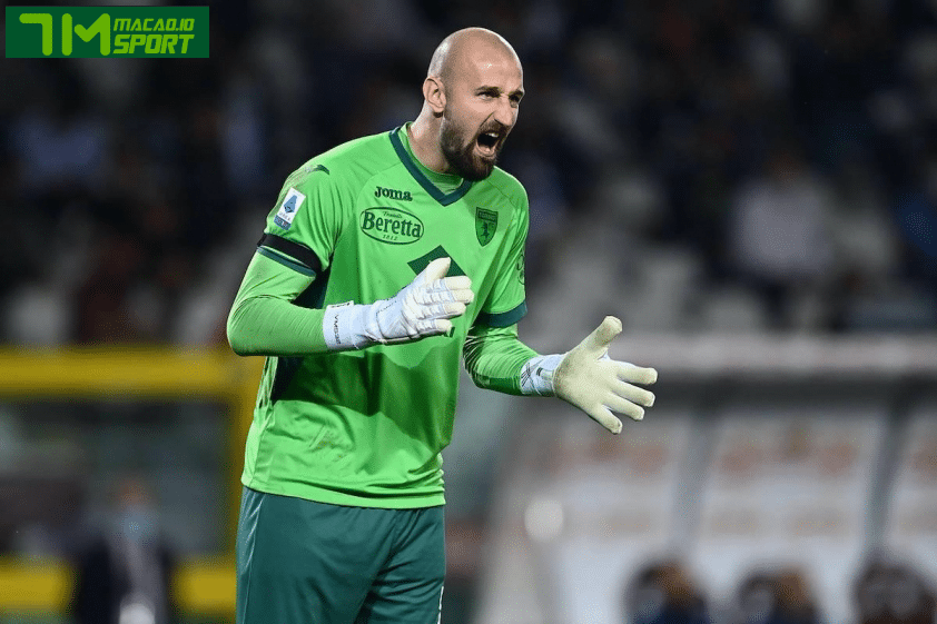 Vanja Milinkovic-Savic với chiều cao ấn tượng Vanja Milinkovic-Savic với chiều cao ấn tượng