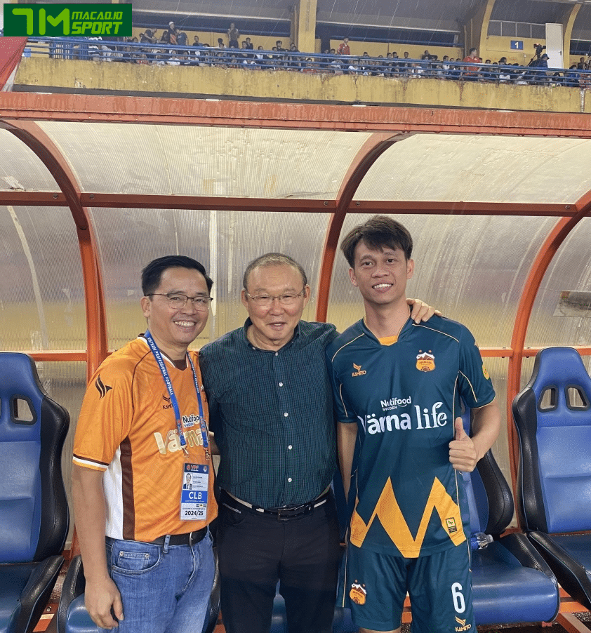 HLV Park Hang Seo đích thân hỏi thăm bầu Đức và cầu thủ HAGL (Ảnh: CLB) HLV Park Hang Seo đích thân hỏi thăm bầu Đức và cầu thủ HAGL (Ảnh: CLB)