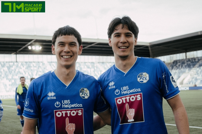 Bung Meng Freimann (phải) cùng người anh Bung Hua Freimann trong màu áo FC Luzern. (Ảnh: FC Luzern) Bung Meng Freimann (phải) cùng người anh Bung Hua Freimann trong màu áo FC Luzern. (Ảnh: FC Luzern)